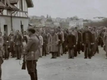 Presos vigilados por soldados en las caballerizas de La Magdalena Presos vigilados por soldados en las caballerizas de La Magdalena