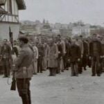 Presos vigilados por soldados en las caballerizas de La Magdalena