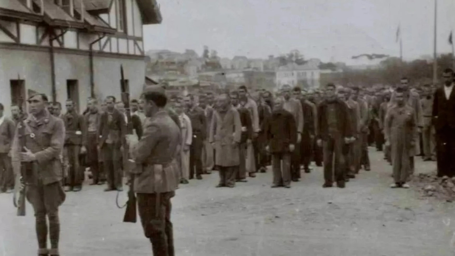 Presos vigilados por soldados en las caballerizas de La Magdalena