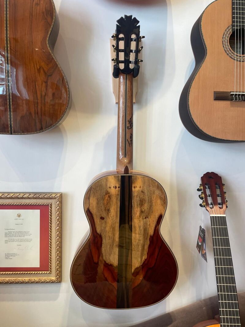 La guitarra de Palo Santo con la firma de Jimmy Carter
