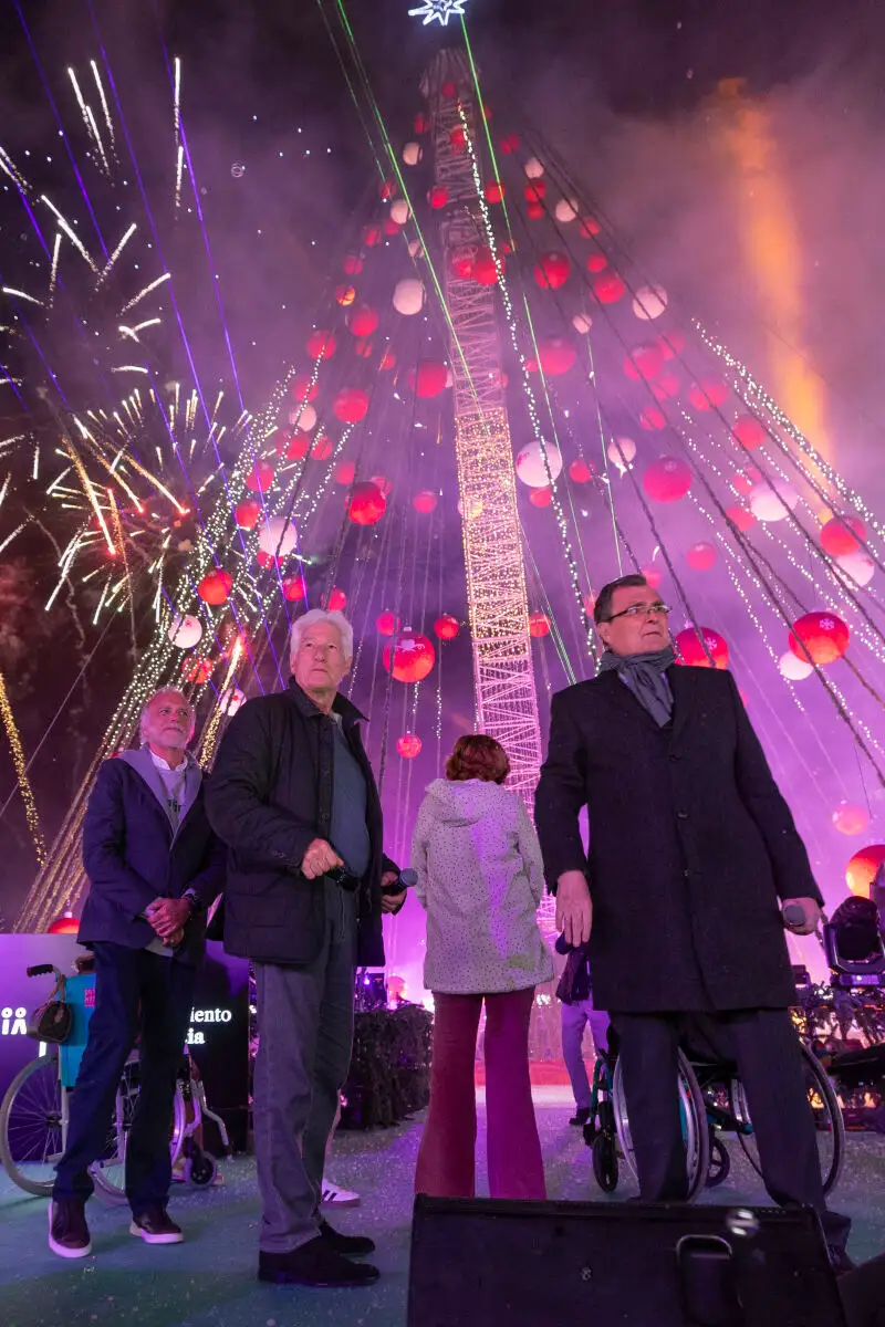 Richard Gere participa en el encendido del Árbol de Navidad en Murcia