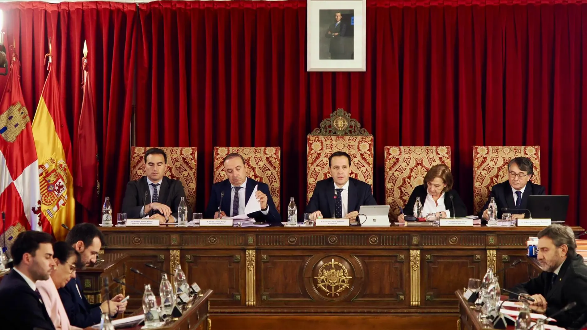 Conrado Íscar preside el pleno de la Diputación de Valladolid en el que ha aprobado el proyecto presupuestario de la institución para 2026