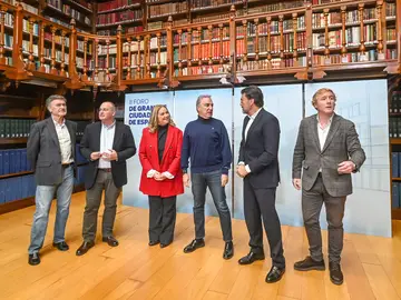 Vázquez junto a Tellado, Ayala y Bendodo, entre otros, durante el II Foro de Grandes Ciudades que se celebra en Burgos cambio" del PP frente al "escándalo" del PSOE Vázquez junto a Tellado, Ayala y Bendodo, entre otros, durante el II Foro de Grandes Ciudades que se celebra en Burgos cambio" del PP frente al "escándalo" del PSOE