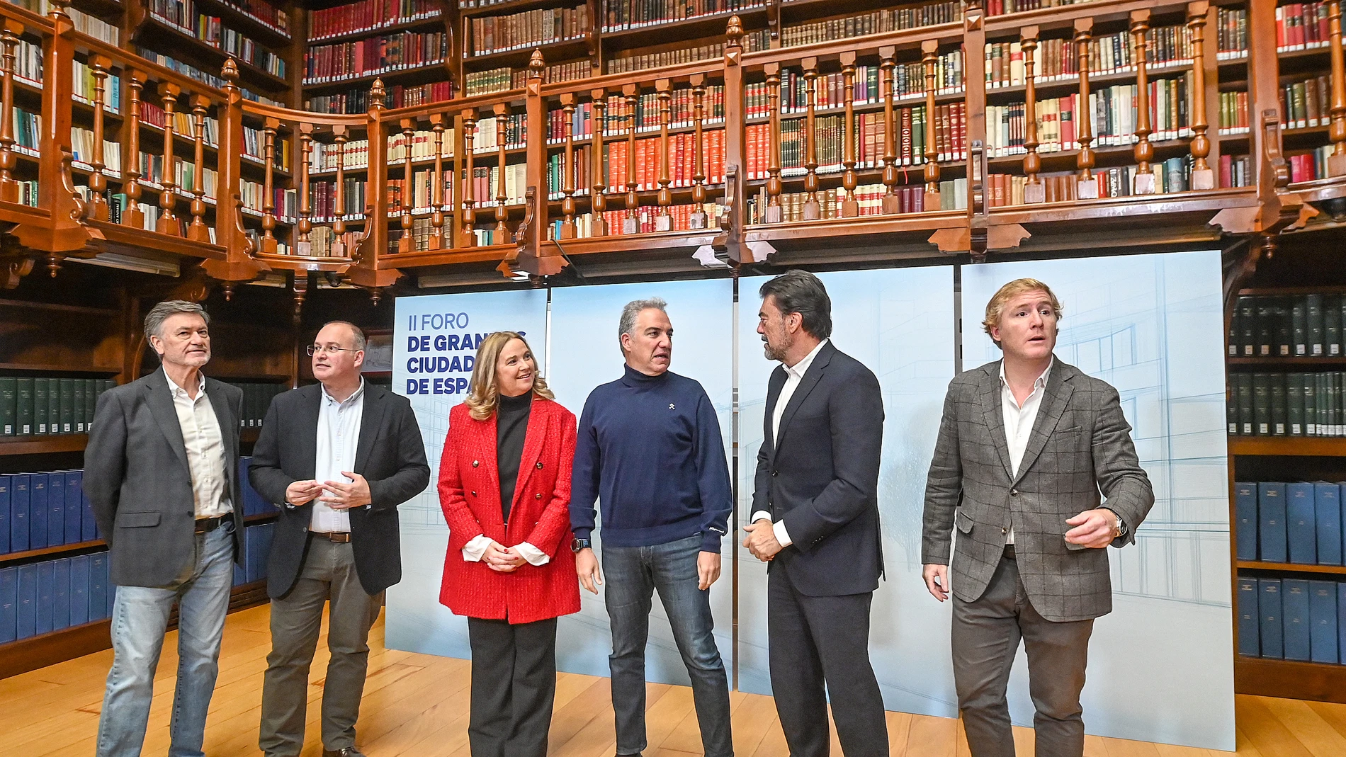 Vázquez junto a Tellado, Ayala y Bendodo, entre otros, durante el II Foro de Grandes Ciudades que se celebra en Burgos cambio" del PP frente al "escándalo" del PSOE