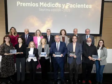 Foto de familia de los galardonados durante la séptima edición de los Premios Médicos y Pacientes Foto de familia de los galardonados durante la séptima edición de los Premios Médicos y Pacientes