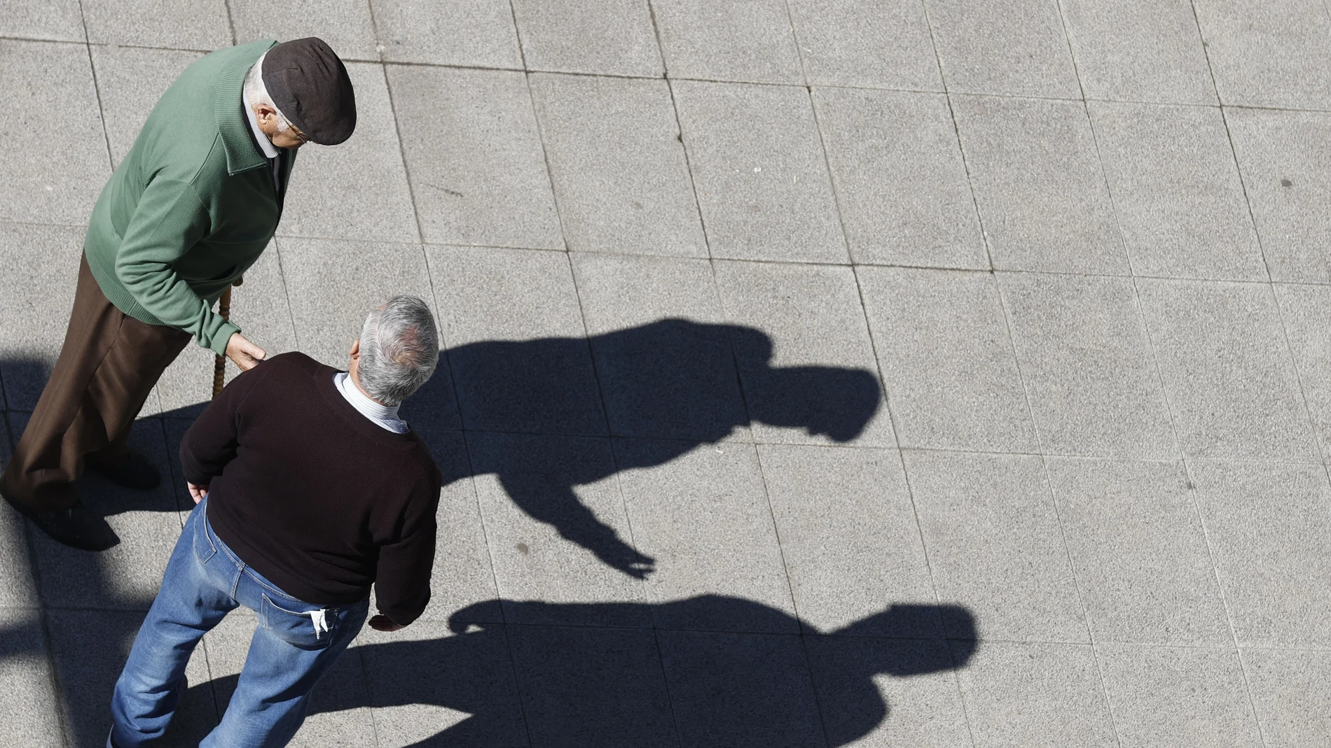 Dos jubilados charlan en una calle, en Bilbao.