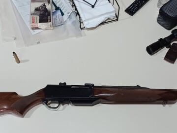 Rifle aprehendido por la Guardia Civil 