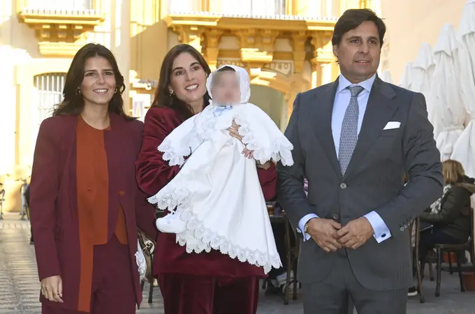 Lourdes Montes y Tana Rivera deslumbran en el bautizo de Nicolás con dos looks de firma española que ya arrasan en Sevilla Lourdes Montes y Tana Rivera deslumbran en el bautizo de Nicolás con dos looks de firma española que ya arrasan en Sevilla