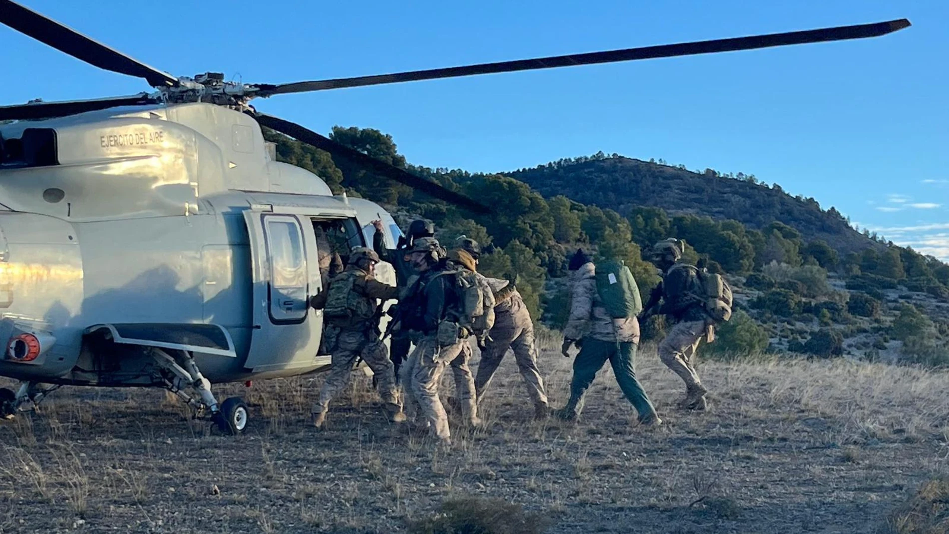 MADRID, 28/11/2025.- La princesa Leonor ha participado junto con el resto de sus compañeros de formación militar en la Academia General del Aire de San Javier (Murcia) en un ejercicio de tres días de supervivencia, evasión, resistencia ante captura y extracción en escenarios hostiles. La princesa de Asturias, que ingresó a principios de septiembre en la Academia del Aire como alférez y alumna de 4º curso tras su paso, los dos últimos años, por el Ejército de Tierra y la Armada, ha concluido e...