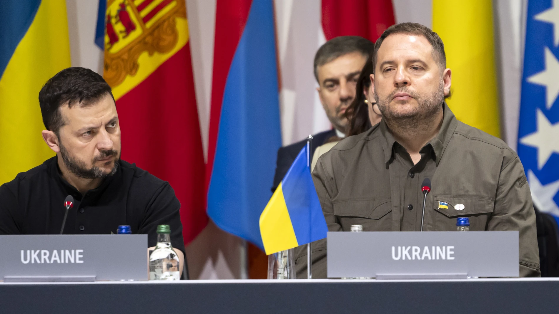 Stansstad (Switzerland), 28/11/2025.- (FILE) - Andriy Yermak (R), the Head of the Office of the President of Ukraine, and Ukrainian President Volodymyr Zelensky attend a plenary session during the Summit on peace in Ukraine in Stansstad near Lucerne, Switzerland, 16 June 2024 (reissued 28 November 2025). Ukrainian President Zelensky announced on 28 November 2025 the resignation of his Chief of Staff, Andriy Yermak, following an anti-corruption raid on Yermak's home. Yermak, Zelensky's closest...