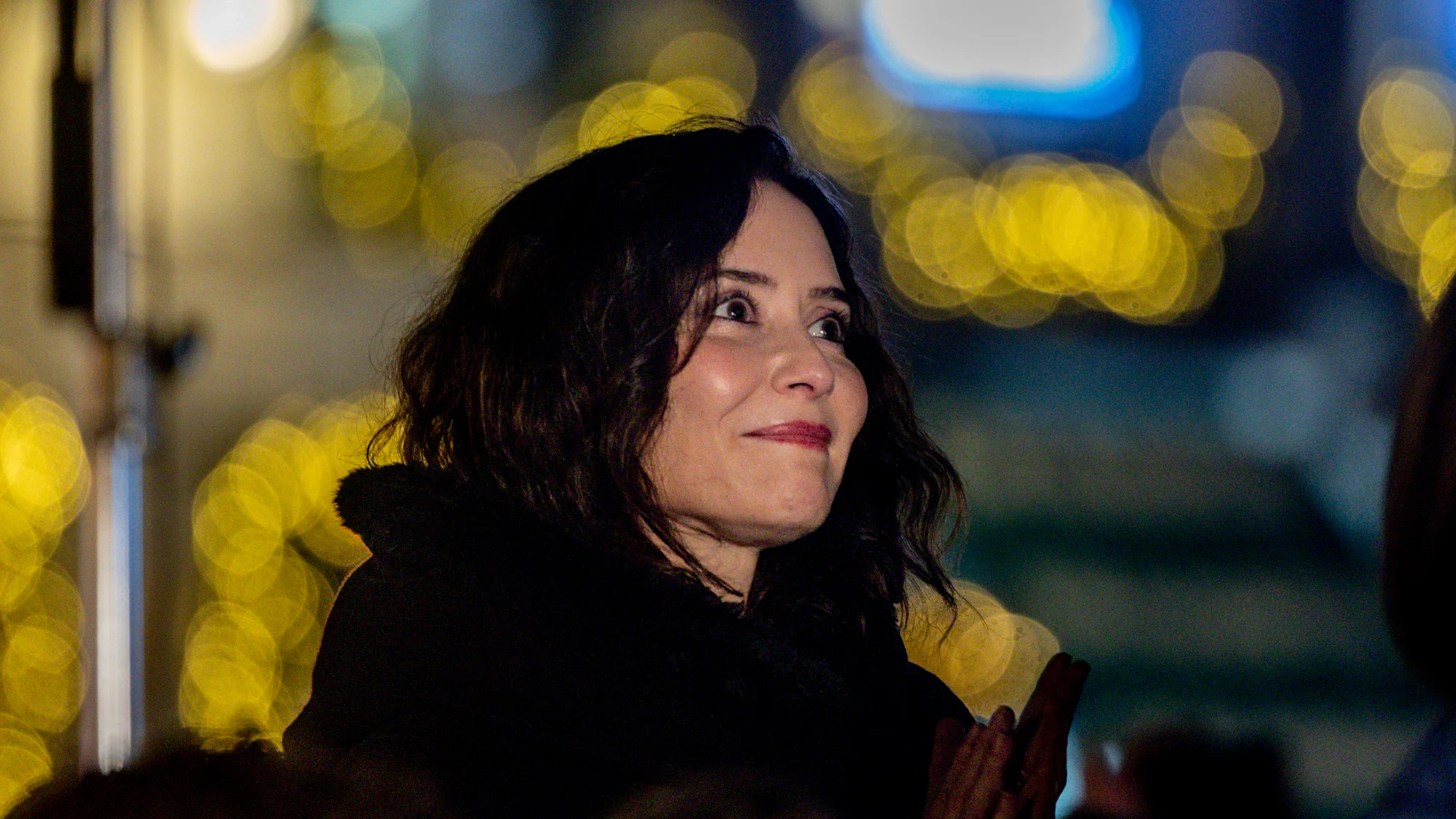 La presidenta de la Comunidad de Madrid, Isabel Díaz Ayuso, durante el encendido del espectáculo de luz y sonido que se proyectará diariamente sobre la fachada principal de la Real Casa de Correos, a 28 de noviembre de 2025, en Madrid (España). Se trata de un videomapping que convierte la fachada en la Fábrica de los Deseos?, con un gran calendario de Adviento cuyos casilleros se “abren” mostrando escenas mágicas vinculadas a la Navidad.? El show combina 24.000 puntos de luz, tiras LED y 60 f...