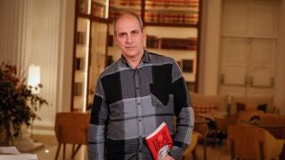 Bruno Carde&ntilde;osa posando con su obra