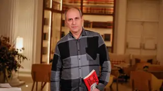 Bruno Cardeñosa posando con su obra Bruno Cardeñosa posando con su obra