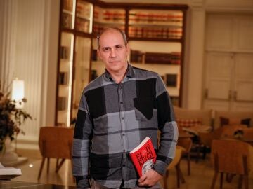 Bruno Carde&ntilde;osa posando con su obra