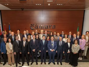 El presidente de la Junta hace entrega de la Medalla al Mérito de la Cámara de Comercio de Salamanca a su expresidente Benjamín Crespo El presidente de la Junta hace entrega de la Medalla al Mérito de la Cámara de Comercio de Salamanca a su expresidente Benjamín Crespo