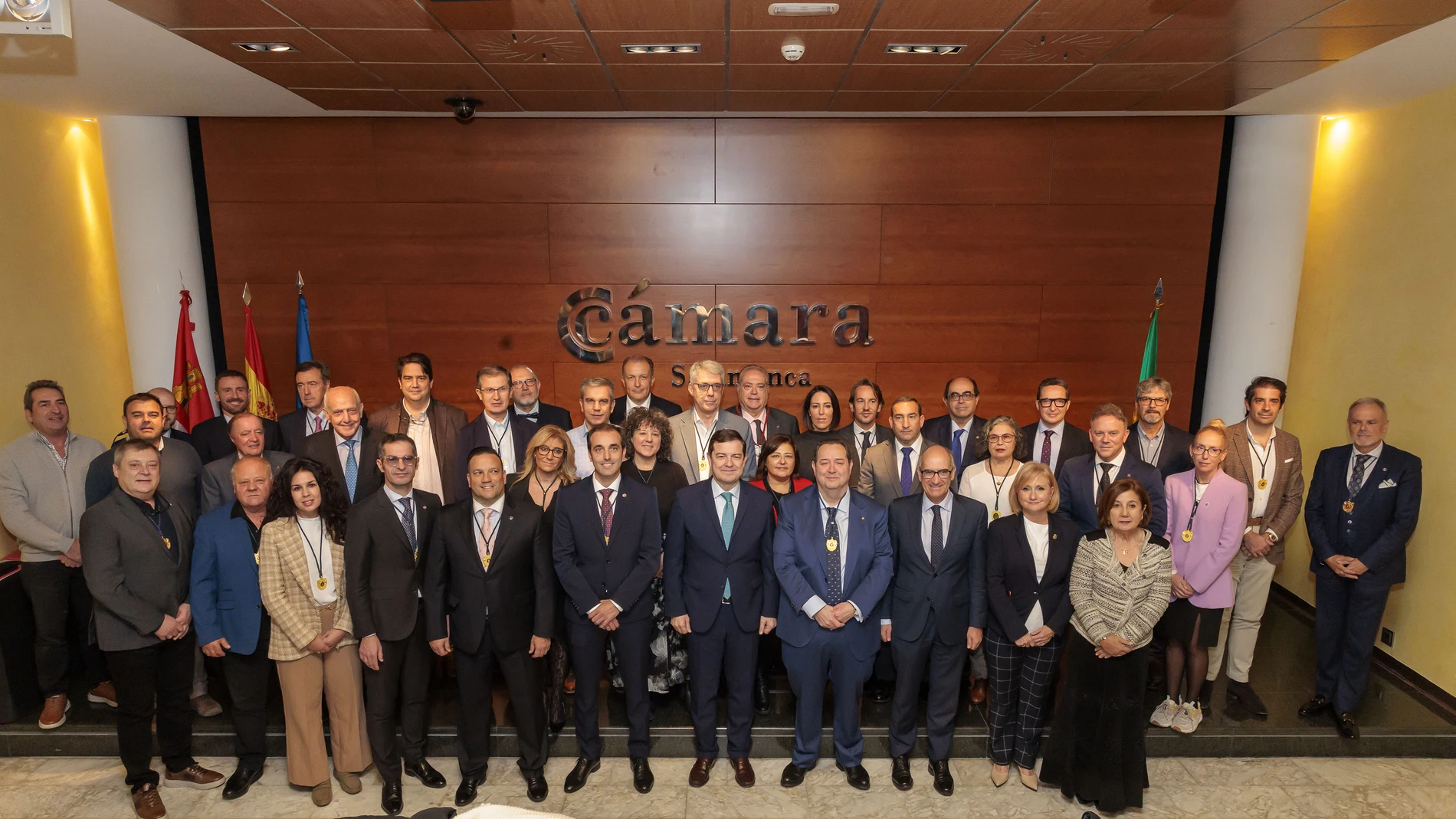 El presidente de la Junta hace entrega de la Medalla al Mérito de la Cámara de Comercio de Salamanca a su expresidente Benjamín Crespo