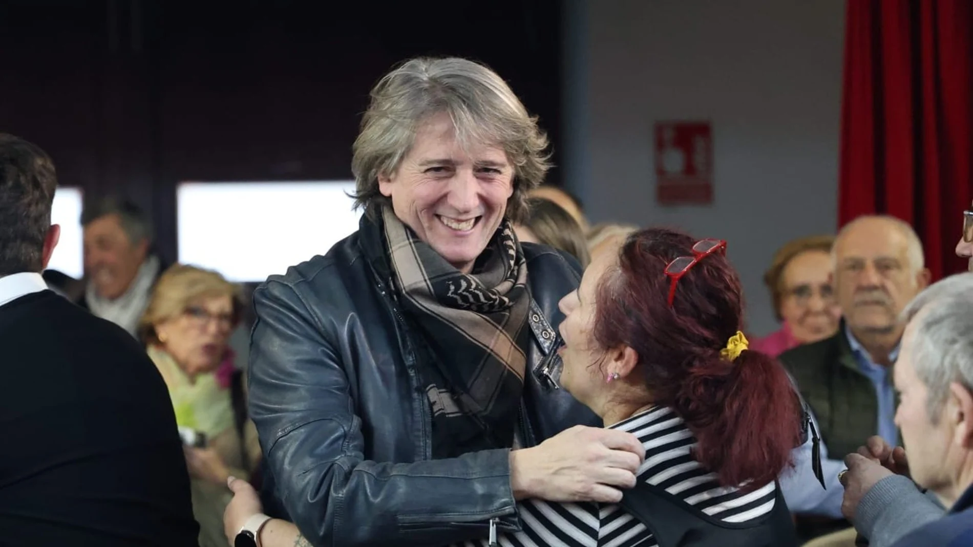 El socialista Carlos Martínez busca foco mediático en Europa pensando en las elecciones