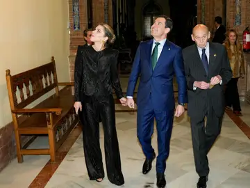 Acto de proclamación de los Reyes Magos y el Cortejo Real para la Cabalgata de 2026 de Sevilla El presidente de la Junta de Andalucía, Juanma Moreno y su esposa Manuela Villena a la llegada al acto donde es declarado oficialmente como la persona que encarnará al Rey Baltasar en la Cabalgata de Sevilla. A 28 de noviembre de 2025, en Sevilla (Andalucía, España). Con la ceremonia de proclamación del Cortejo Real y los tres Reyes Magos de Oriente, el Ateneo de Sevilla da el pistoletazo de salida para el inicio de la Navidad, acto que tendrá lugar en el Teatro de Capitanía General de Sevill...