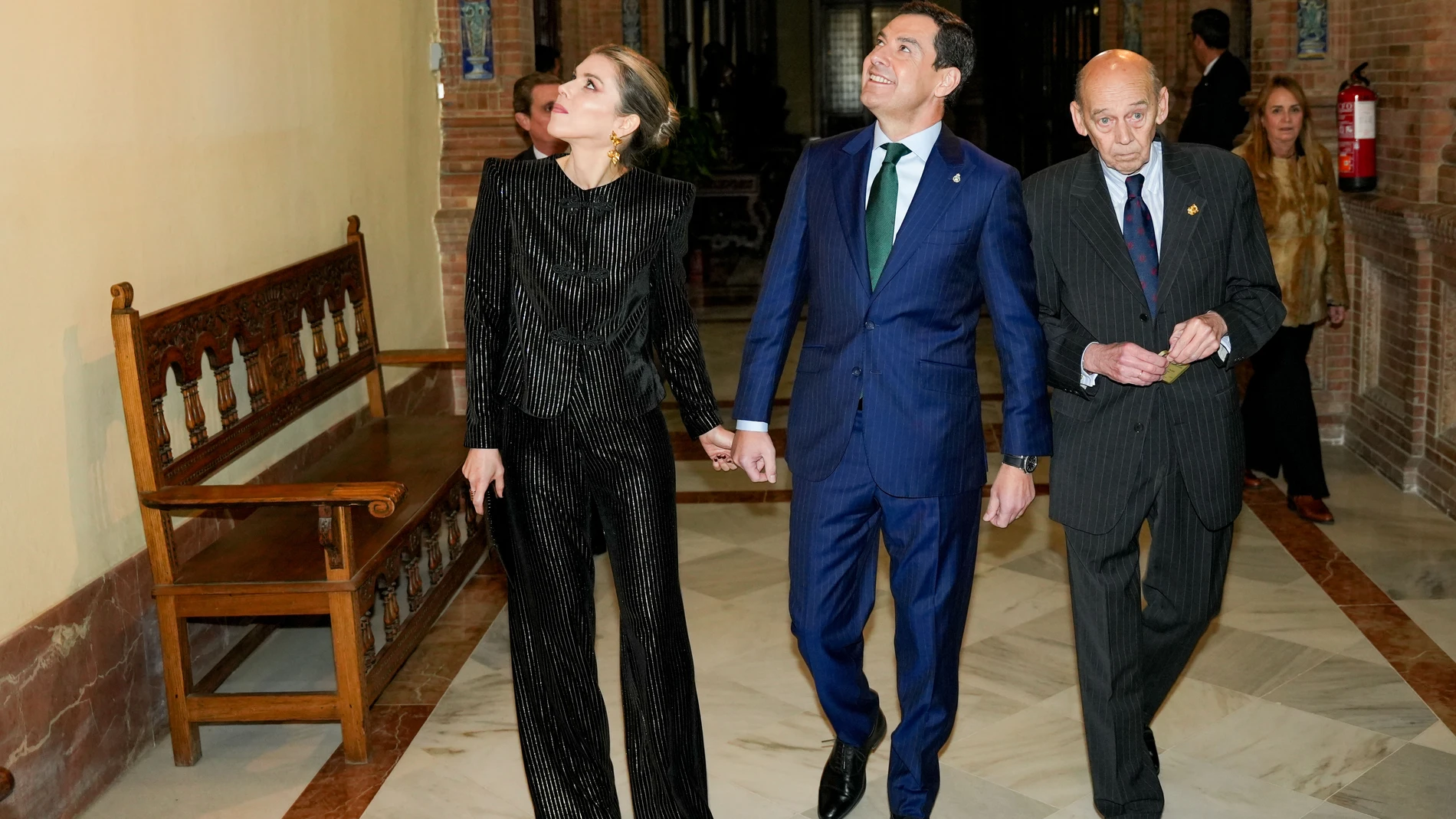 El presidente de la Junta de Andalucía, Juanma Moreno y su esposa Manuela Villena a la llegada al acto donde es declarado oficialmente como la persona que encarnará al Rey Baltasar en la Cabalgata de Sevilla. A 28 de noviembre de 2025, en Sevilla (Andalucía, España). Con la ceremonia de proclamación del Cortejo Real y los tres Reyes Magos de Oriente, el Ateneo de Sevilla da el pistoletazo de salida para el inicio de la Navidad, acto que tendrá lugar en el Teatro de Capitanía General de Sevill...