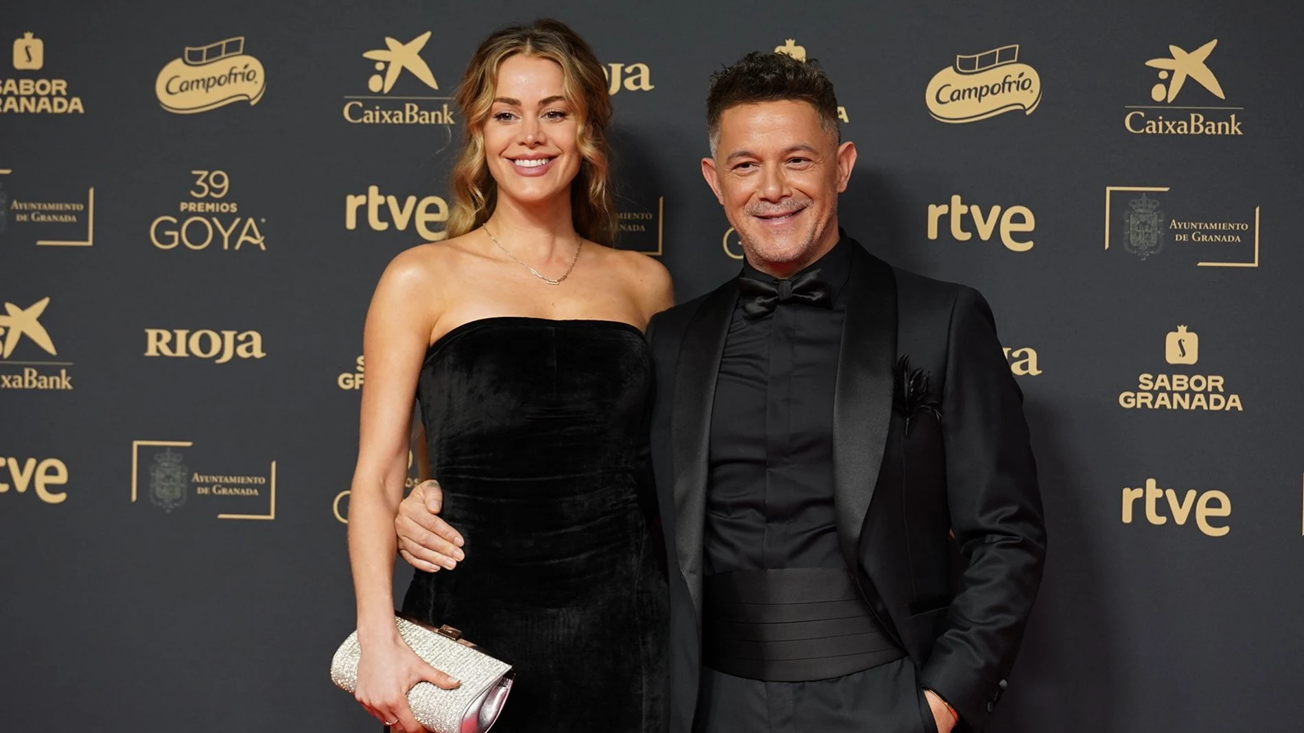 Los cantantes Candela Márquez y Alejandro Sanz posan en la alfombra roja de la 39º edición de los Premios Goya, en el Palacio de Exposiciones y Congresos de Granada, a 8 de febrero de 2025, en Granada, Andalucía (España)
