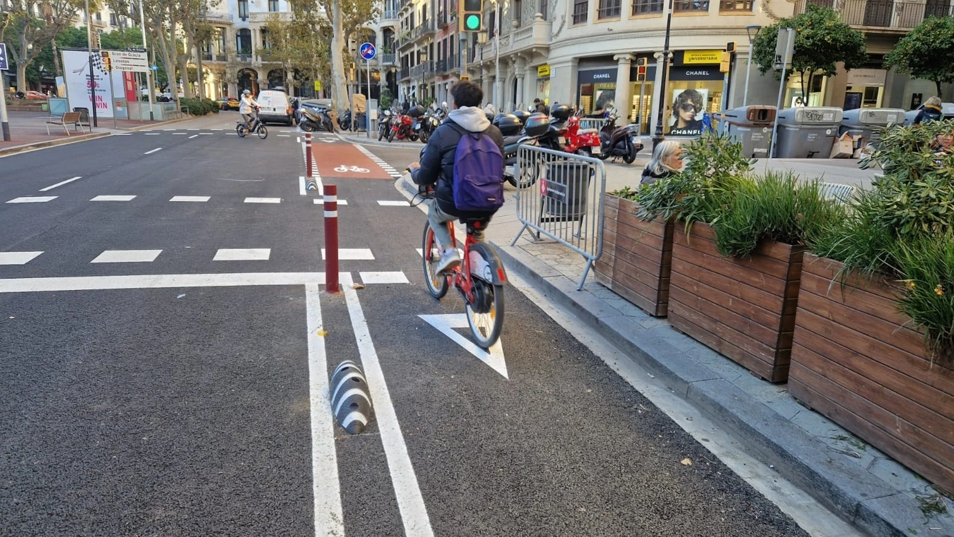 Uno de los carriles bici. REMITIDA / HANDOUT por AYUNTAMIENTO DE BARCELONA Fotografía remitida a medios de comunicación exclusivamente para ilustrar la noticia a la que hace referencia la imagen, y citando la procedencia de la imagen en la firma 28/11/2025