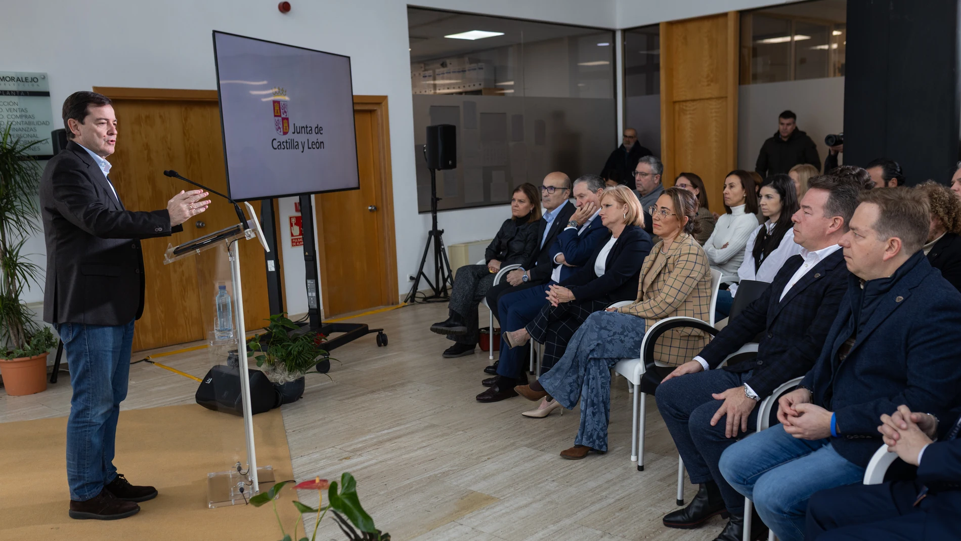 Mañueco interviene tras visitar la industria de transformación de ovino Moralejo Selección en Arcenillas (Zamora)