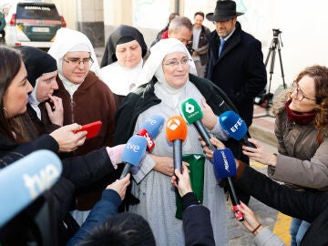 Una monja atiende a los medios a su salida de los juzgados en una imagen de archivo
