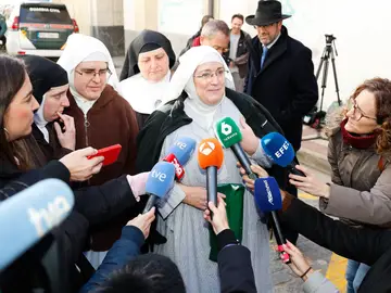 Una monja atiende a los medios a su salida de los juzgados en una imagen de archivo Una monja atiende a los medios a su salida de los juzgados en una imagen de archivo