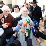 Una monja atiende a los medios a su salida de los juzgados en una imagen de archivo