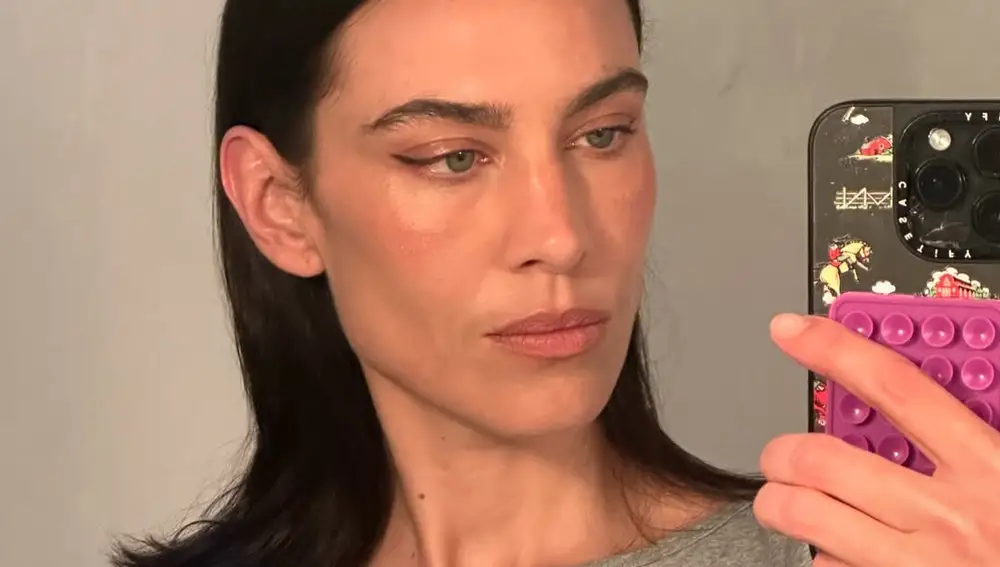 Alexa Chung apuesta por el Espresso Martini Brunette, un castaño oscuro pulido y elegante.