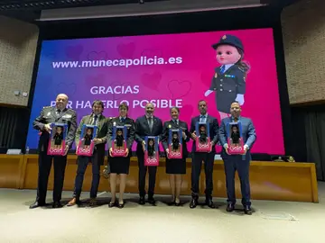 Presentación de Gala, la muñeca solidaria de la Policía Nacional Presentación de Gala, la muñeca solidaria de la Policía Nacional