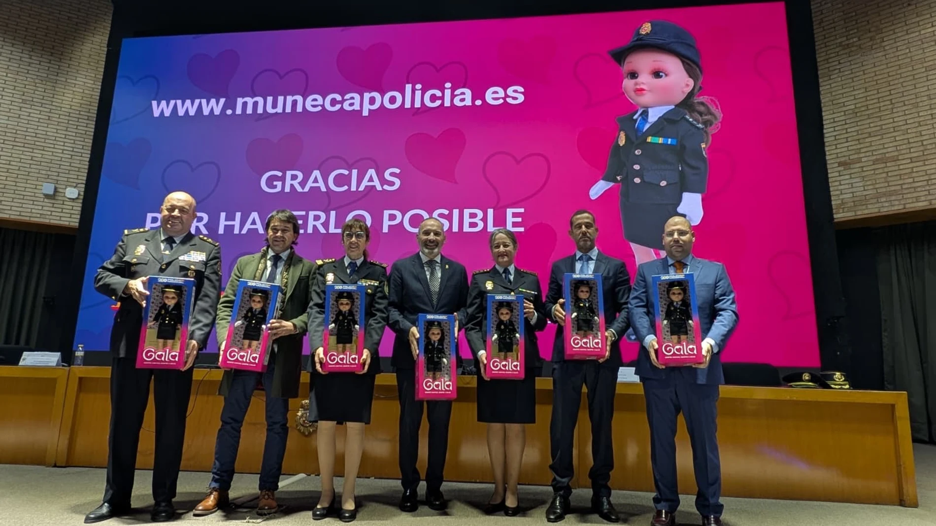 Presentación de Gala, la muñeca solidaria de la Policía Nacional
