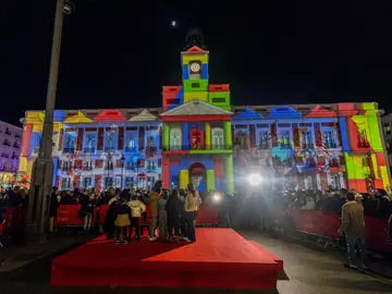 Ayuso, en la inauguración del espectáculo de luz y sonido de la Real Casa de Correos de Madrid La presidenta de la Comunidad de Madrid, Isabel Díaz Ayuso, durante el encendido del espectáculo de luz y sonido que se proyectará diariamente sobre la fachada principal de la Real Casa de Correos, a 28 de noviembre de 2025, en Madrid (España). Se trata de un videomapping que convierte la fachada en la Fábrica de los Deseos?, con un gran calendario de Adviento cuyos casilleros se “abren” mostrando escenas mágicas vinculadas a la Navidad.? El show combina 24.000 puntos de luz, tiras LED y 60 f...