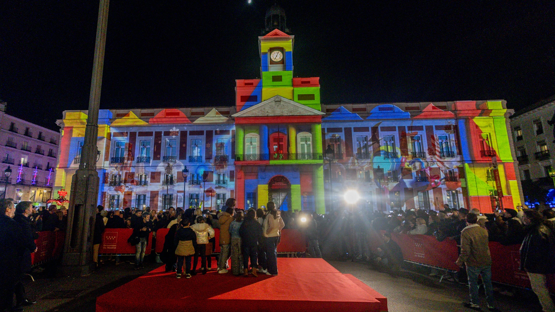 La presidenta de la Comunidad de Madrid, Isabel Díaz Ayuso, durante el encendido del espectáculo de luz y sonido que se proyectará diariamente sobre la fachada principal de la Real Casa de Correos, a 28 de noviembre de 2025, en Madrid (España). Se trata de un videomapping que convierte la fachada en la Fábrica de los Deseos?, con un gran calendario de Adviento cuyos casilleros se “abren” mostrando escenas mágicas vinculadas a la Navidad.? El show combina 24.000 puntos de luz, tiras LED y 60 f...