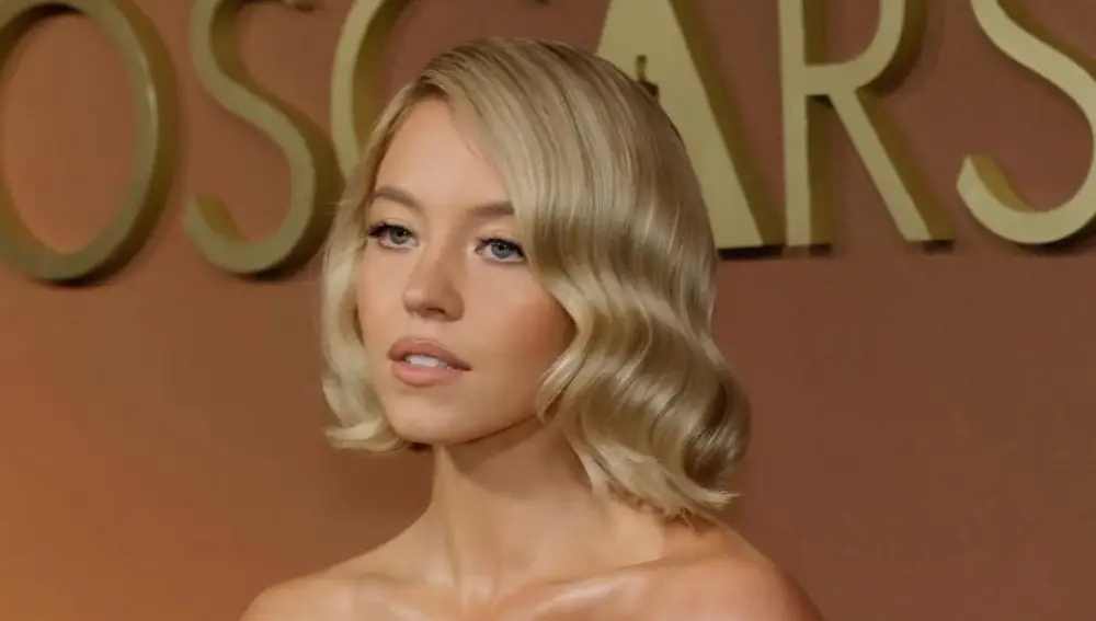 Sydney Sweeney lleva el Cashmere Blonde en su versión más suave y equilibrada.