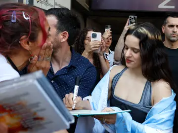 La Rosalía visita Buenos Aires AME3773. BUENOS AIRES (ARGENTINA), 28/11/2025.- La cantante Rosalía firma autógrafos afuera de un estudio de streaming este viernes, en Buenos Aires (Argentina.) EFE/ STR