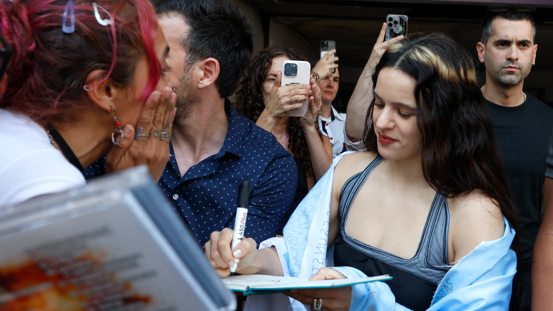 AME3773. BUENOS AIRES (ARGENTINA), 28/11/2025.- La cantante Rosalía firma autógrafos afuera de un estudio de streaming este viernes, en Buenos Aires (Argentina.) EFE/ STR