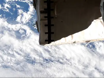 Este panel es el que habría ocultado parcialmente el ovni desde la ISS Este panel es el que habría ocultado parcialmente el ovni desde la ISS