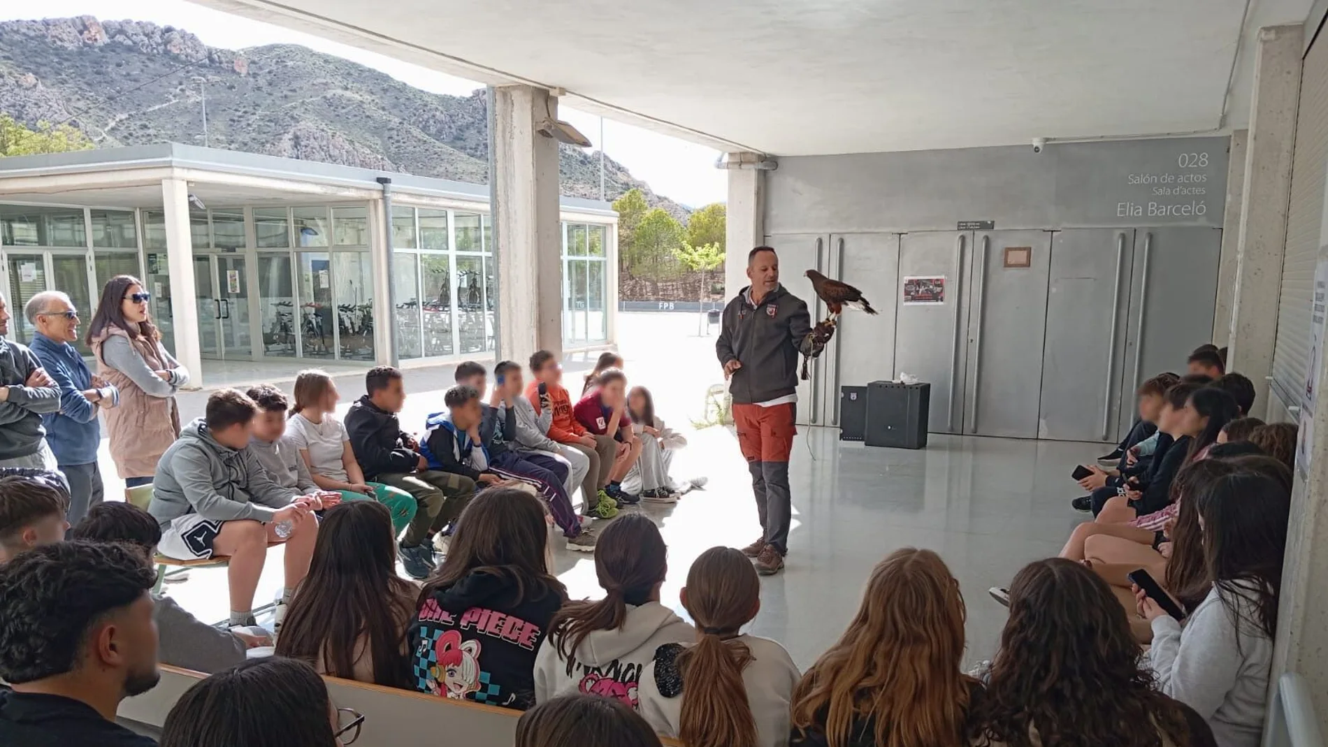 Dibujos, pintacaras y show cooking de ciervo o jabalí: la Escuela de Caza acerca la naturaleza a 2.000 niños de la Comunitat Valenciana