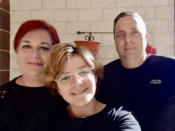 Emma, la niña murciana con cáncer que acompaña a Richard Gere en su visita a Murcia: "A los niños que pasen por algo parecido, les digo que nunca pierdan la sonrisa” Emma, la niña murciana con cáncer que acompaña a Richard Gere en su visita a Murcia: "A los niños que pasen por algo parecido, les digo que nunca pierdan la sonrisa”