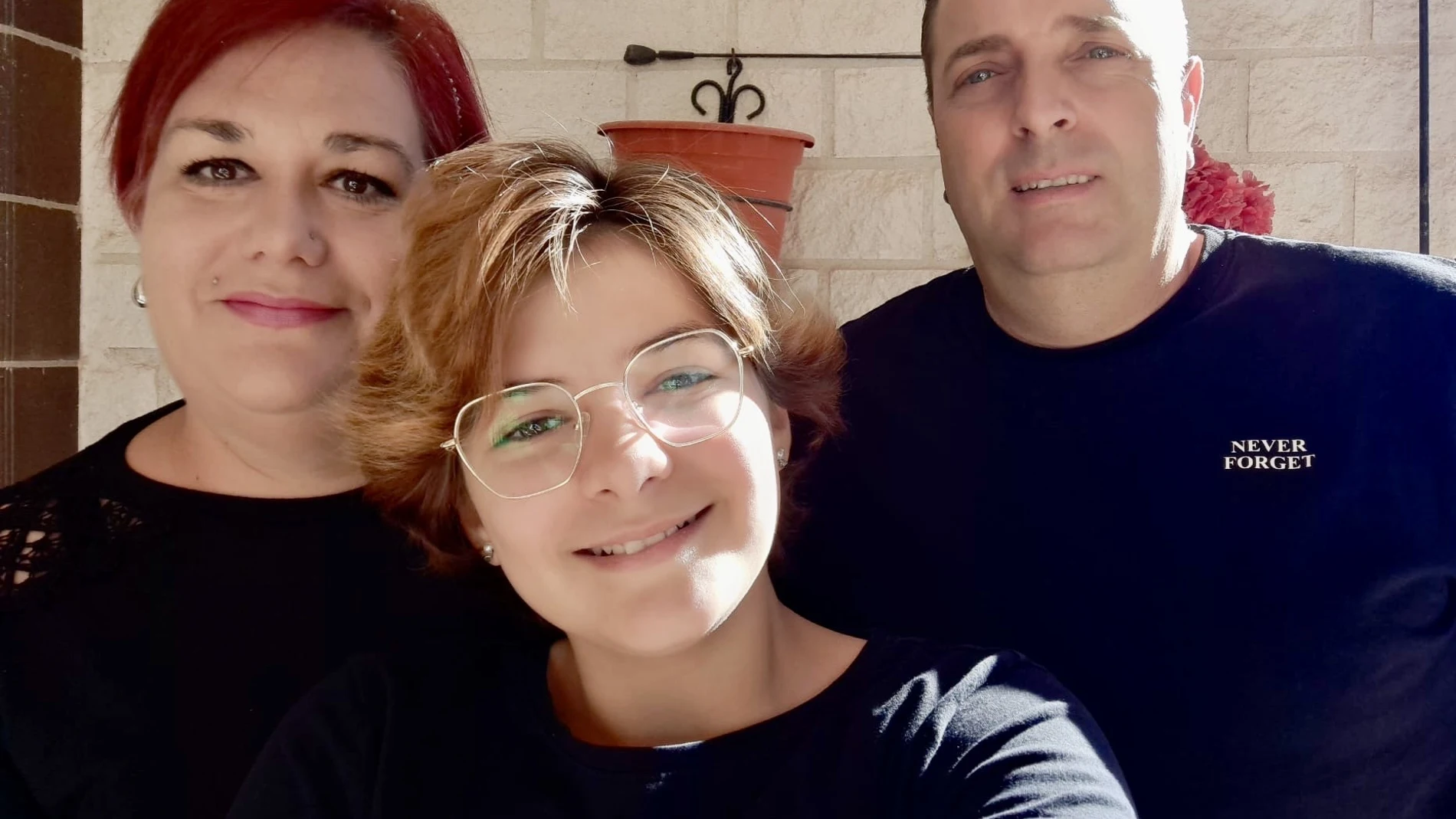 Emma, la niña murciana con cáncer que acompaña a Richard Gere en su visita a Murcia: "A los niños que pasen por algo parecido, les digo que nunca pierdan la sonrisa”