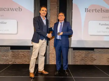 Alberto Guerra recibe el premio de manos de Juan José Suárez Alberto Guerra recibe el premio de manos de Juan José Suárez
