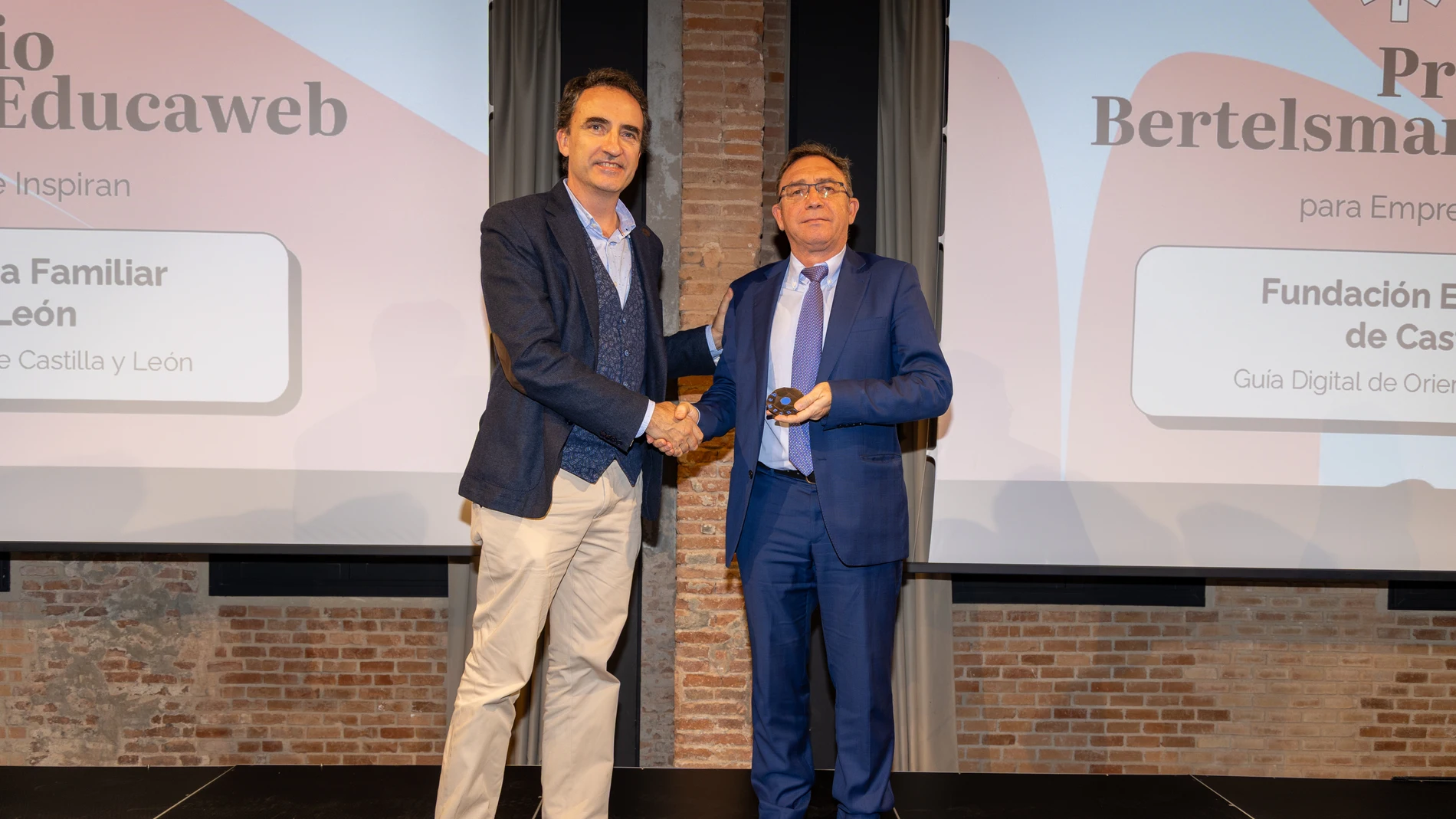 Alberto Guerra recibe el premio de manos de Juan José Suárez