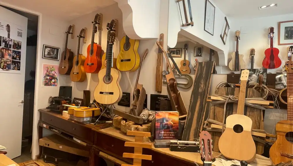 El taller de la tienda con variedad de guitarras fabricadas con exclusivas maderas