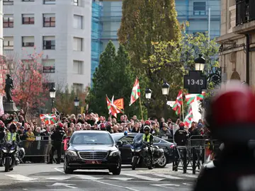 Protesta contra la visita del rey Felipe VI a Gernika GERNIKA (BIZKAIA), 28/11/2025.- El vehículo del rey Felipe VI a su llegada a Gernika, este viernes. EFE/ Luis Tejido