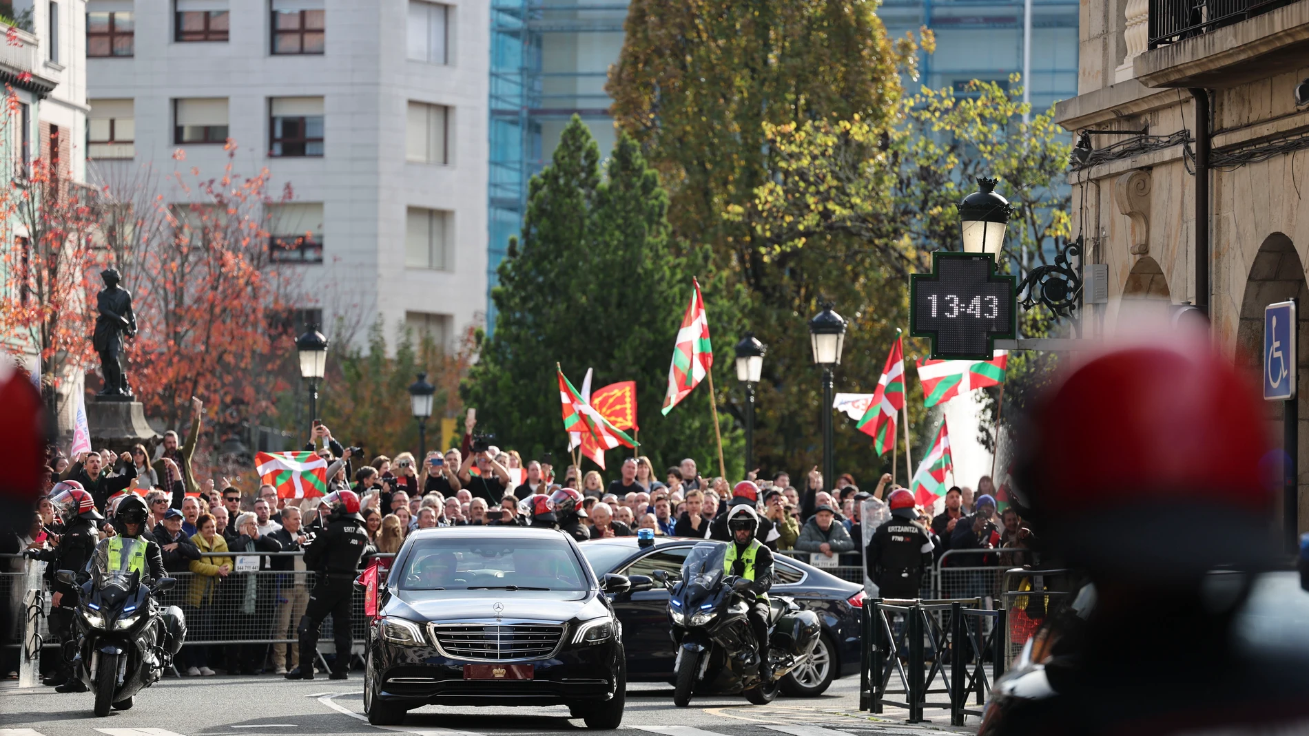 GERNIKA (BIZKAIA), 28/11/2025.- El vehículo del rey Felipe VI a su llegada a Gernika, este viernes. EFE/ Luis Tejido