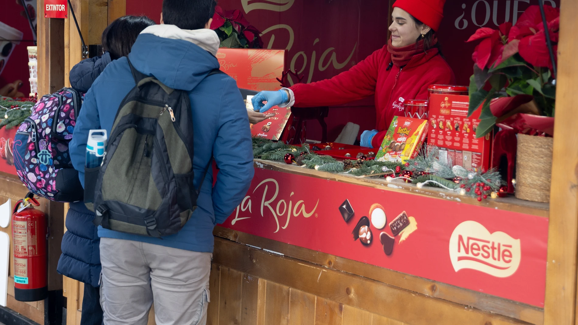 Un puesto en el mercadillo navideño de Plaza España, a 28 de noviembre de 2025, en Madrid (España). El mercadillo navideño de Plaza España ya ha abierto a lo largo de la mañana de este jueves una vez subsanadas las deficiencias encontradas, ha informado la portavoz municipal, vicealcaldesa y delegada de Seguridad y Emergencias, Inma Sanz, en la rueda de prensa posterior a la Junta de Gobierno. 28 NOVIEMBRE 2025 Eduardo Parra / Europa Press 28/11/2025