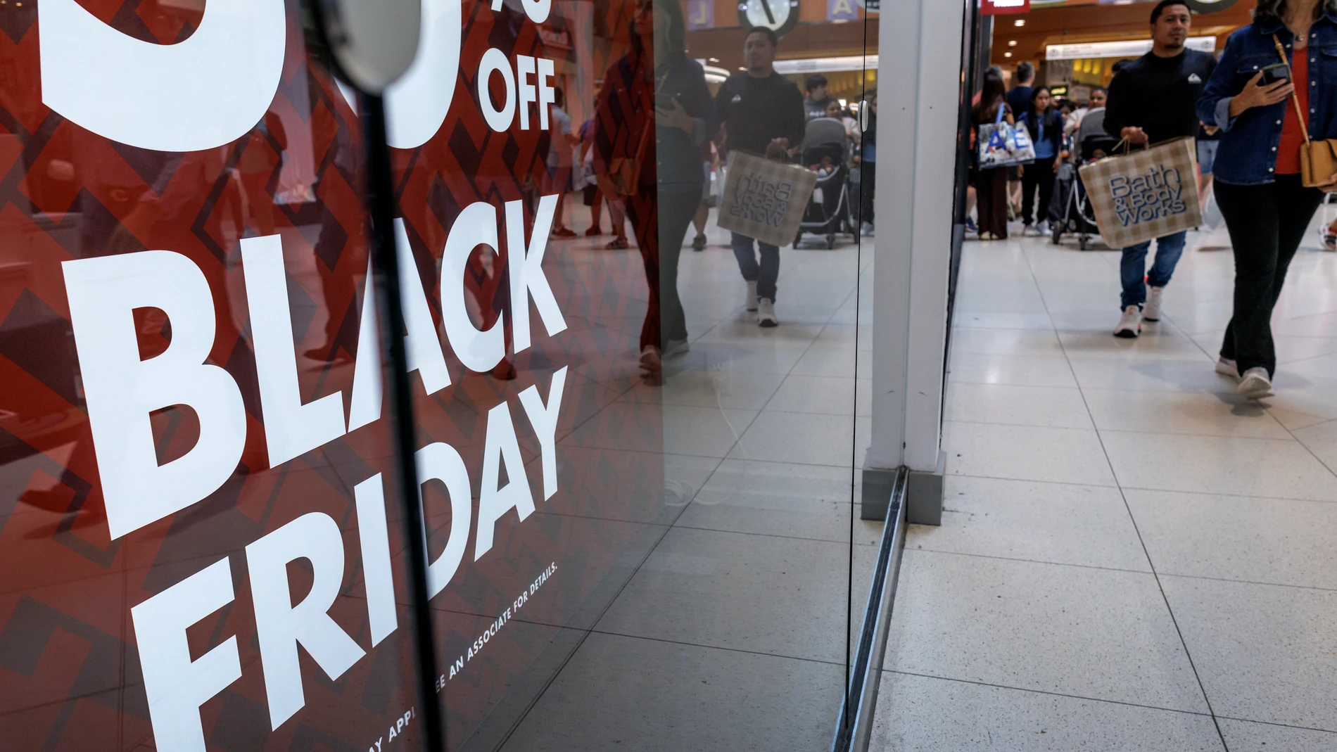 MIAMI (United States), 28/11/2025.- Shoppers browse stores at the Dolphin Mall during Black Friday in Miami, Florida, USA, 28 November 2025. Black Friday, the single busiest retail day in the US, marks the start of the holiday shopping season and is defined by deep discounts offered by retailers. EFE/EPA/CRISTOBAL HERRERA-ULASHKEVICH