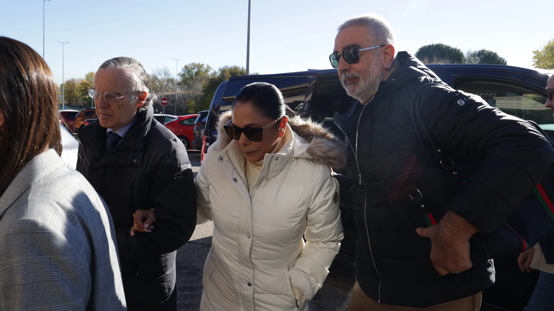 Isabel Pantoja llega a los juzgados de Pozuelo acompañda por su abogado, Eduardo de Urbano, y su hermano, Agustín Pantoja, a 27 de noviembre de 2025, en Madrid (España)