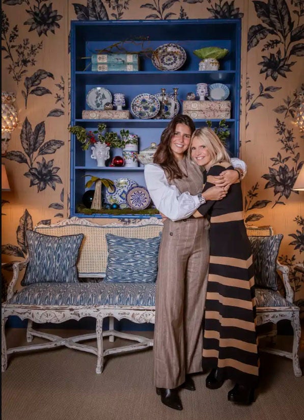 Tana Rivera abrazando a su madre, Eugenia Martínez de Irujo